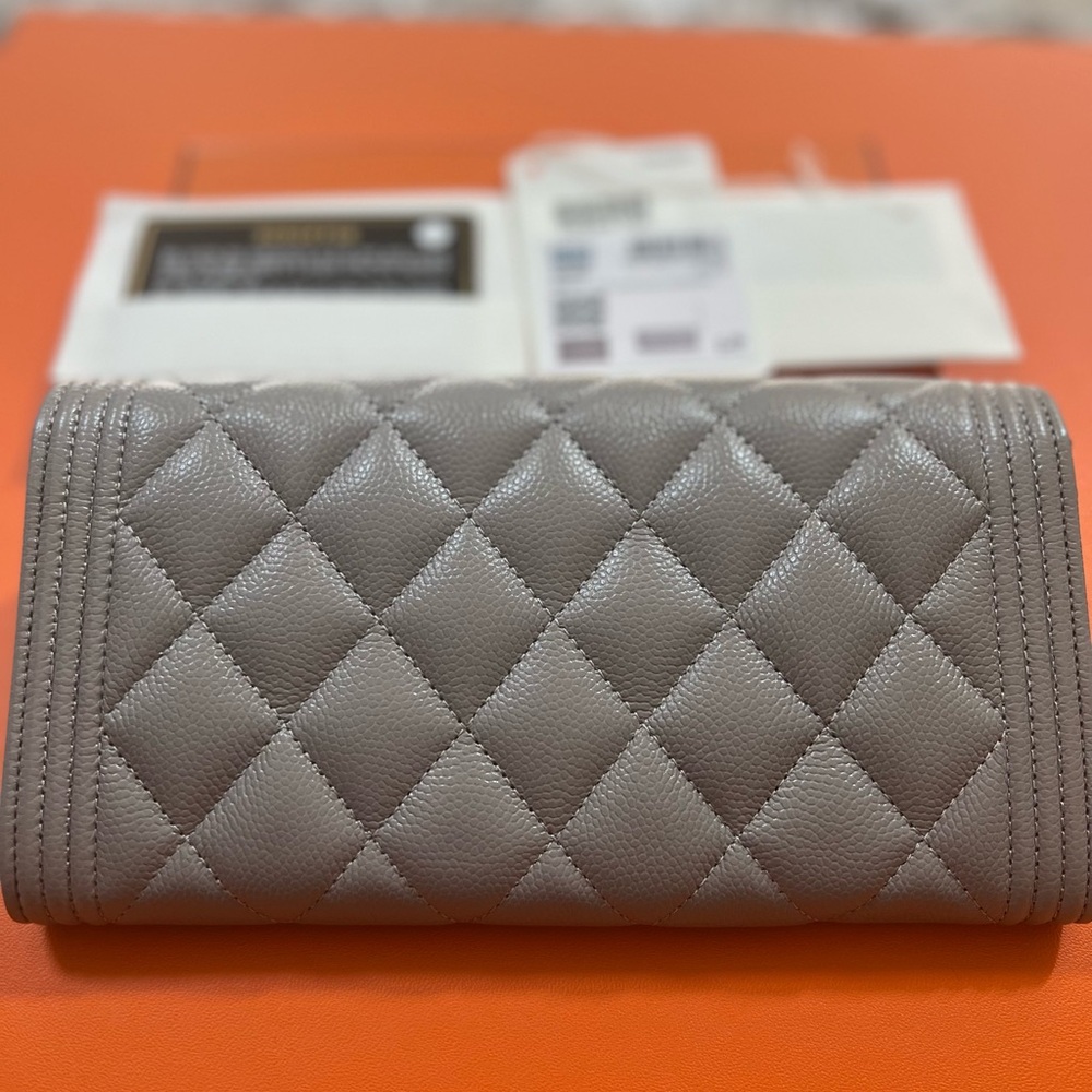 Caviar Quilted Large Boy Gusset Flap Wallet - Picture 4 of 11